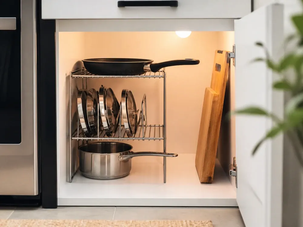 Petit rangement de cuisine montrant un rangement pratique, une texture et une lumière naturelle